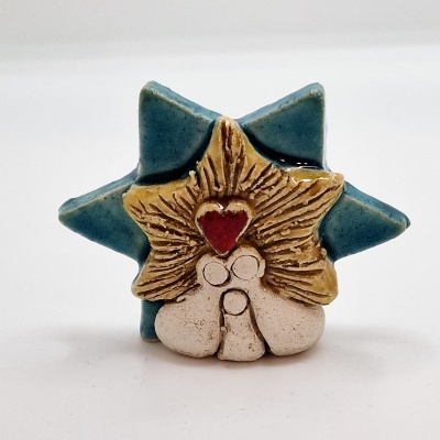 Figura decorativa em cerâmica em forma de estrela azul com detalhe amarelo e coração vermelho