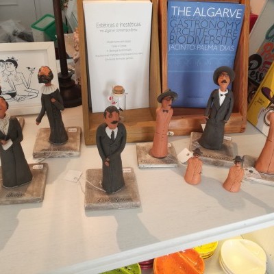 Figuras decorativas de cerâmica representando pessoas vestidas com roupas antigas