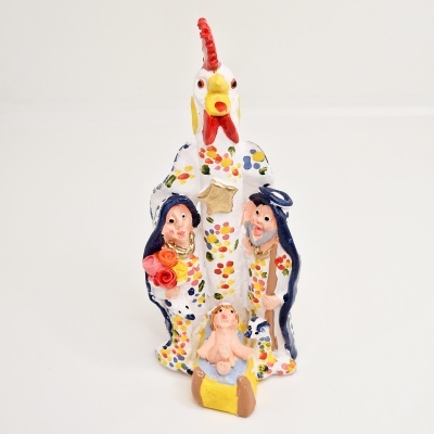 Figura decorativa cerâmica de galinha com três personagens pequenas coloridas