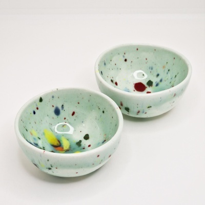 Duas taças de cerâmica esmaltadas verde claro com manchas coloridas