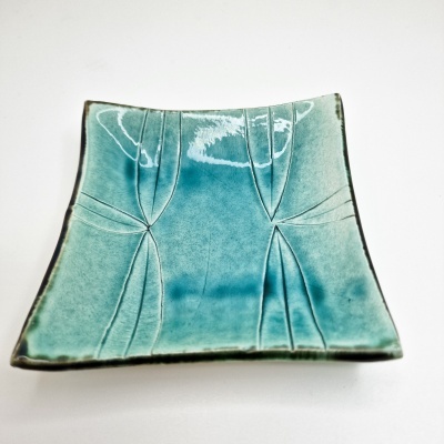 Prato quadrado azul turquesa de cerâmica com textura gravada