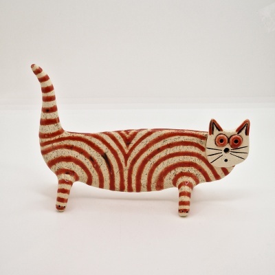 Figura decorativa de gato em cerâmica com riscas vermelhas e creme