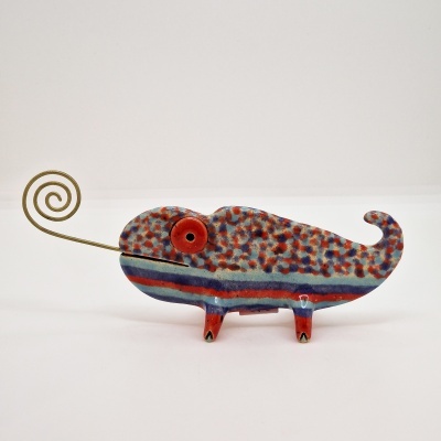 Escultura cerâmica colorida com padrão de pontos e espiral dourado