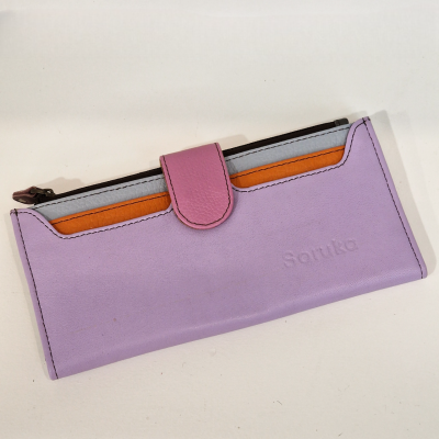 Carteira lilás com detalhes rosa, cinza e laranja e texto 'Sanuko'