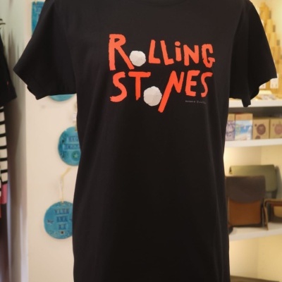 T-shirt preta com texto vermelho e branco ROLLING STONES em loja