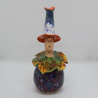 Escultura em cerâmica colorida com chapéu alto e gola em forma de folha