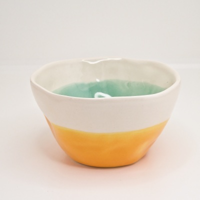 Tigela cerâmica colorida com interior verde azul e exterior branco e amarelo-laranja