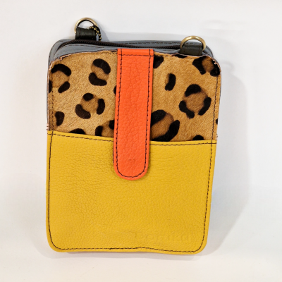 Bolsa pequena com padrão animal print castanho e preto, detalhes laranja e amarelo