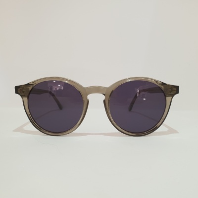 Óculos de sol com armação castanha transparente e lentes escuras