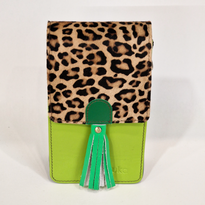 Mala pequena de couro verde com aba em padrão animal print e tassel verde