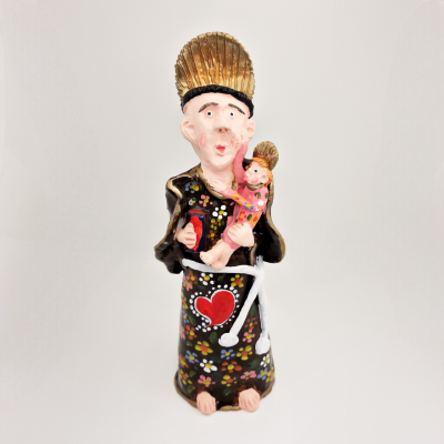 Estátua colorida de cerâmica com figura humana e boneco