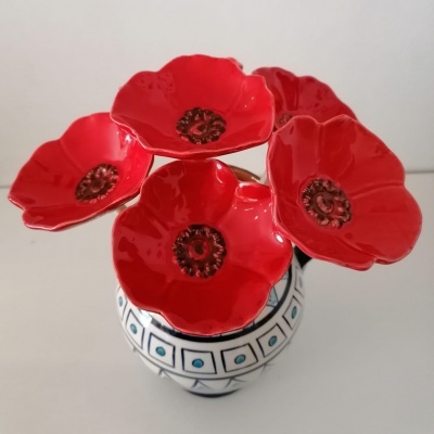 Vaso cerâmico branco com flores vermelhas de cerâmica