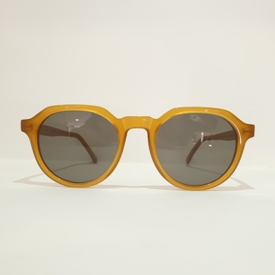 Óculos de sol com armação amarela translúcida e lentes redondas escuras