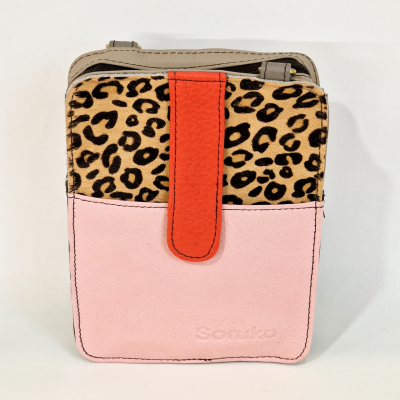 Carteira ou bolsa pequena em pele rosa com padrão animal print e detalhe vermelho