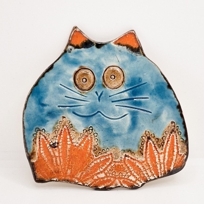 Prato cerâmico decorativo formato de gato azul e laranja com relevo