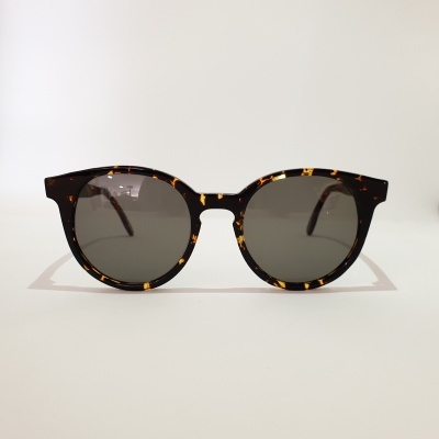 Óculos de sol redondos com armação padrão tartaruga e lentes escuras
