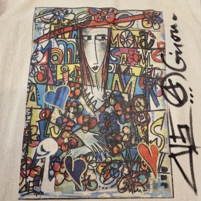 Impressão colorida abstrata em tecido com figura humana, flores e corações