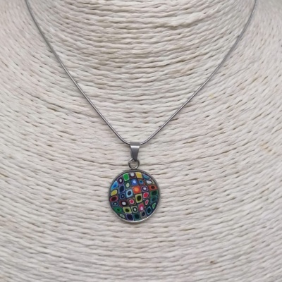 Colar com pendente redondo colorido em busto branco