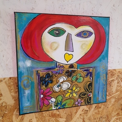 Pintura colorida de figura humana com cabelo vermelho e roupa floral