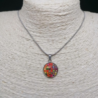 Colar com pendente colorido redondo em busto de tecido cru