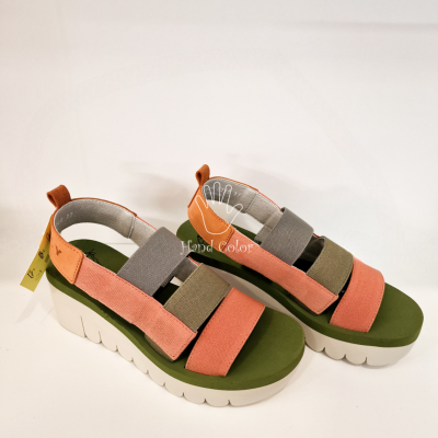 Sandálias femininas coloridas com sola branca e base verde