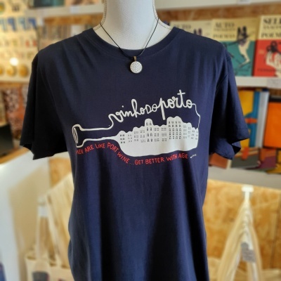 T-shirt preta com design de garrafa de vinho e texto em branco e vermelho em manequim