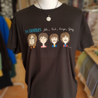T-shirt preta The Beatles com ilustrações e texto em modelo na loja