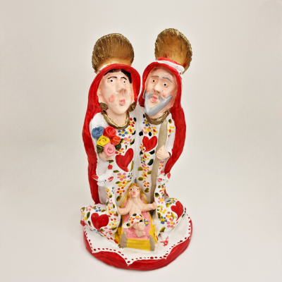 Estatueta religiosa colorida em cerâmica com figuras e detalhes em vermelho e dourado