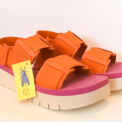 Rasteirinhas Fly London com tiras laranja e solado branco com base roxa