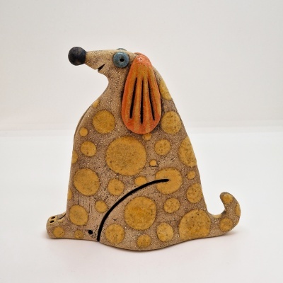 Figura decorativa cerâmica forma cão cores bege amarelo e laranja
