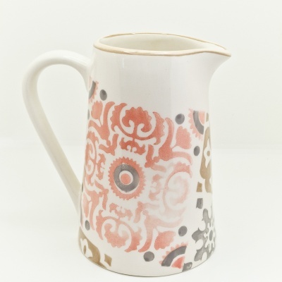 Jarra cerâmica branca com padrão decorativo colorido