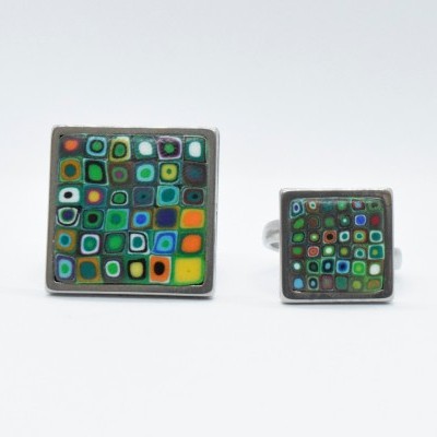 Dois anéis quadrados prateados com padrões coloridos em pequenos quadrados
