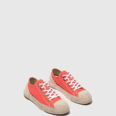 Par de ténis baixos cor de coral com sola e biqueira de borracha bege