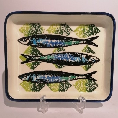 Tabuleiro cerâmico com três peixes e padrão verde