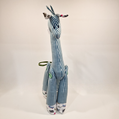 Pelúcia giraffe riscas azul e branca em fundo branco