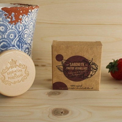 Sabonete Frutos Vermelhos em caixa de papelão com tampa de madeira e vaso cerâmico, sobre madeira