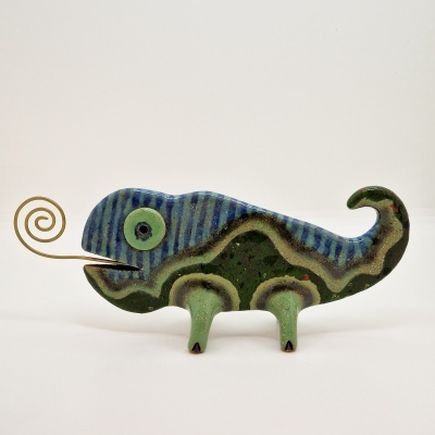 Escultura de camaleão cerâmica azul e verde com língua em mola dourada