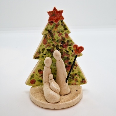 Figura decorativa de presépio com árvore de Natal verde e coração vermelho