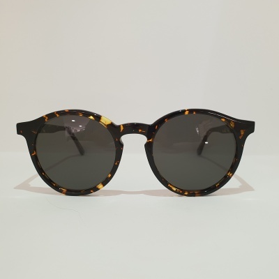 Óculos de sol com armação tartaruga castanho e lentes escuras