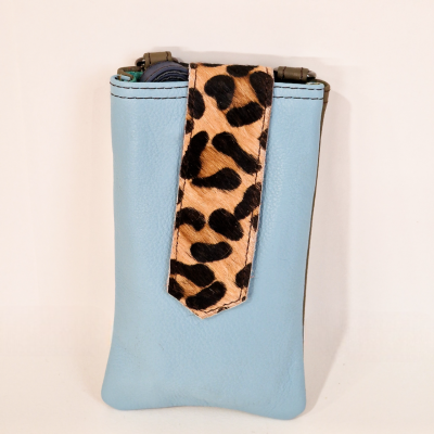 Bolsa pequena azul claro com aba animal print castanha e preta