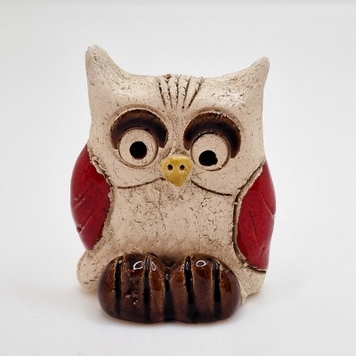 Estatueta de coruja em cerâmica com asas vermelhas e olhos grandes