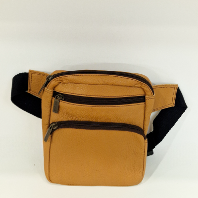 Bolsa de cintura castanha com cintos pretos e fechos de correr