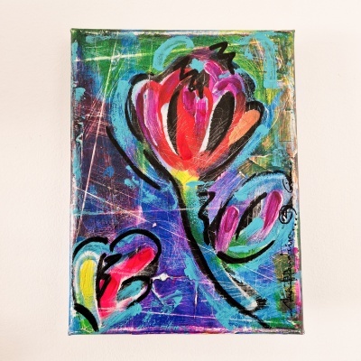 Tela pintada com flores estilizadas vermelhas e azuis