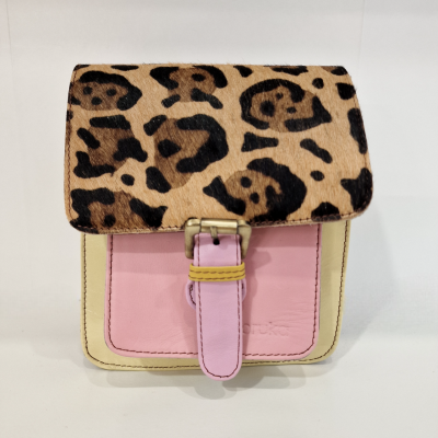 Bolsa pequena com padrão animal print na aba e corpo rosa e creme