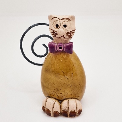Figura decorativa de gato cerâmica amarelo com laço roxo e suporte preto
