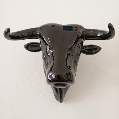Cabeça decorativa de touro preto em cerâmica