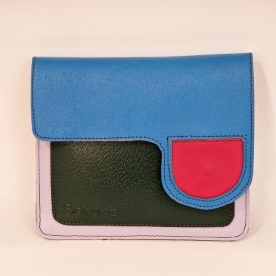 Carteira em couro azul, vermelho, preto e lilás com fecho arredondado