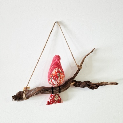 Decoração passarinho tecido pendurado em galho de madeira