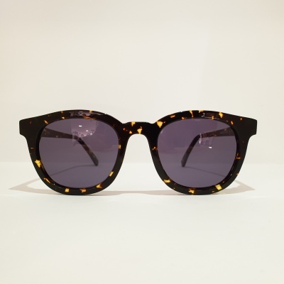 Óculos de sol padrão tartaruga com lentes escuras