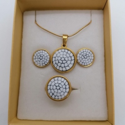 Conjunto de joalharia em caixa creme com colar, brincos e anel com padrão branco e cinzento em mosaico.